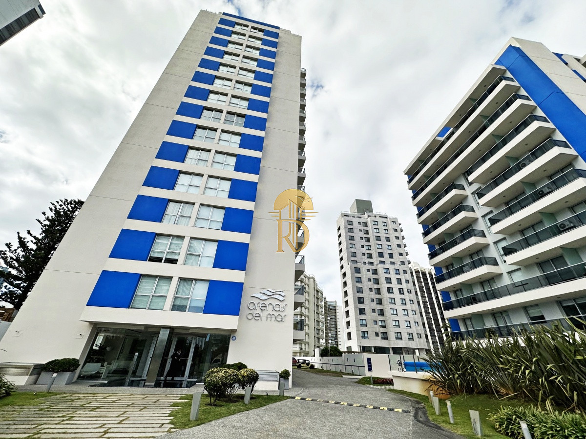 Hermoso piso alto con vistas al mar en parada 3 de Playa Brava -id-587-23