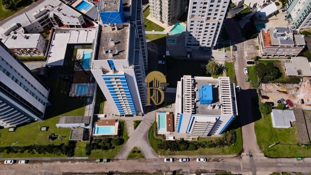 Hermoso piso alto con vistas al mar en parada 3 de Playa Brava -id-587-21