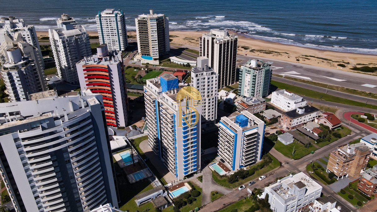Hermoso piso alto con vistas al mar en parada 3 de Playa Brava -id-587-19