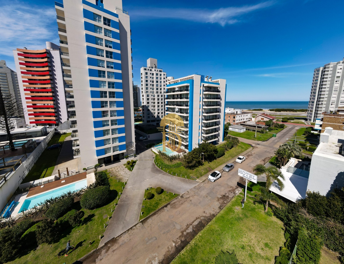Hermoso piso alto con vistas al mar en parada 3 de Playa Brava -id-587-22