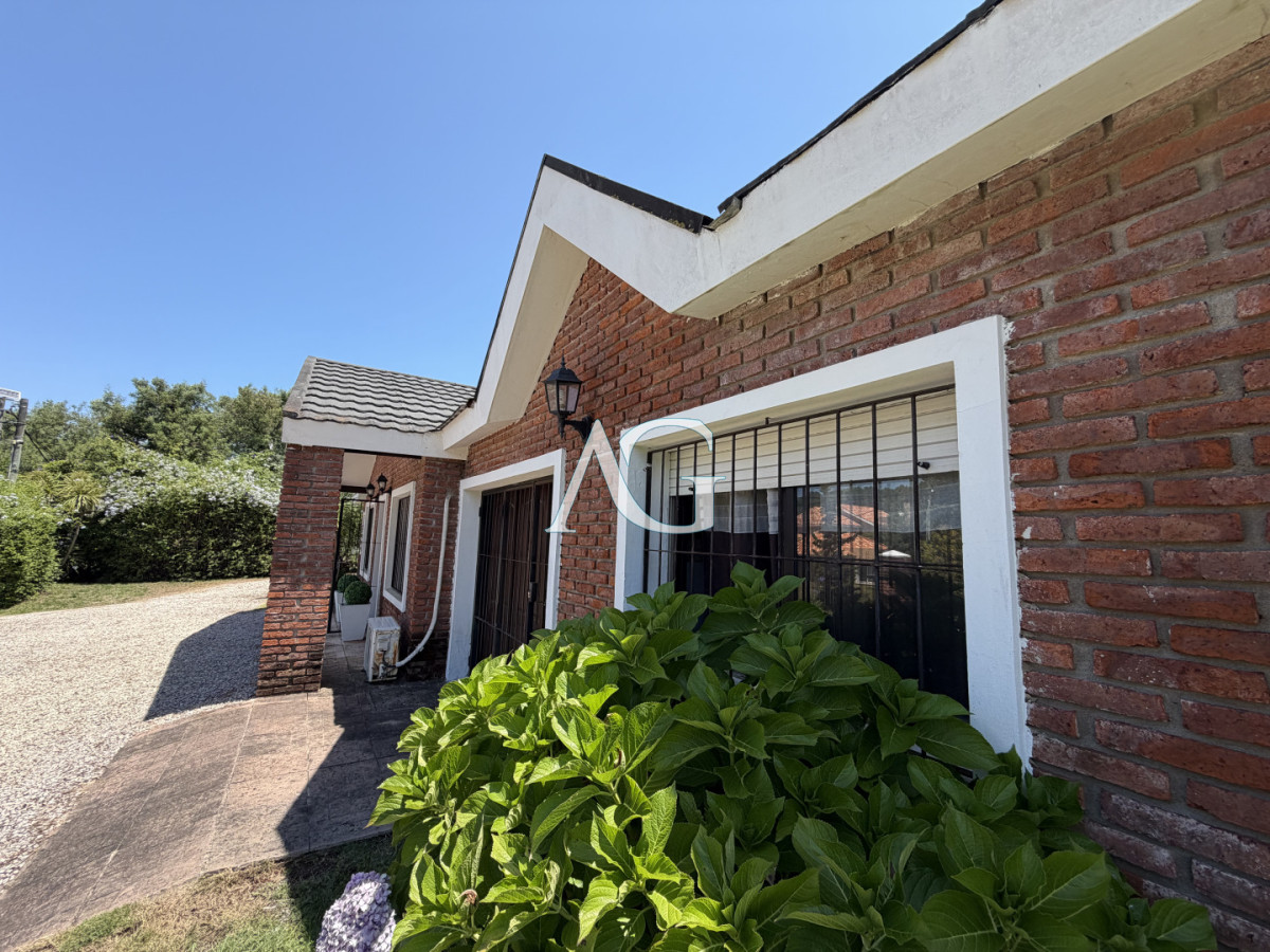 Casa ID.457 - Hermosa casa en barrio Residencial de Punta del Este a pasos de todo!