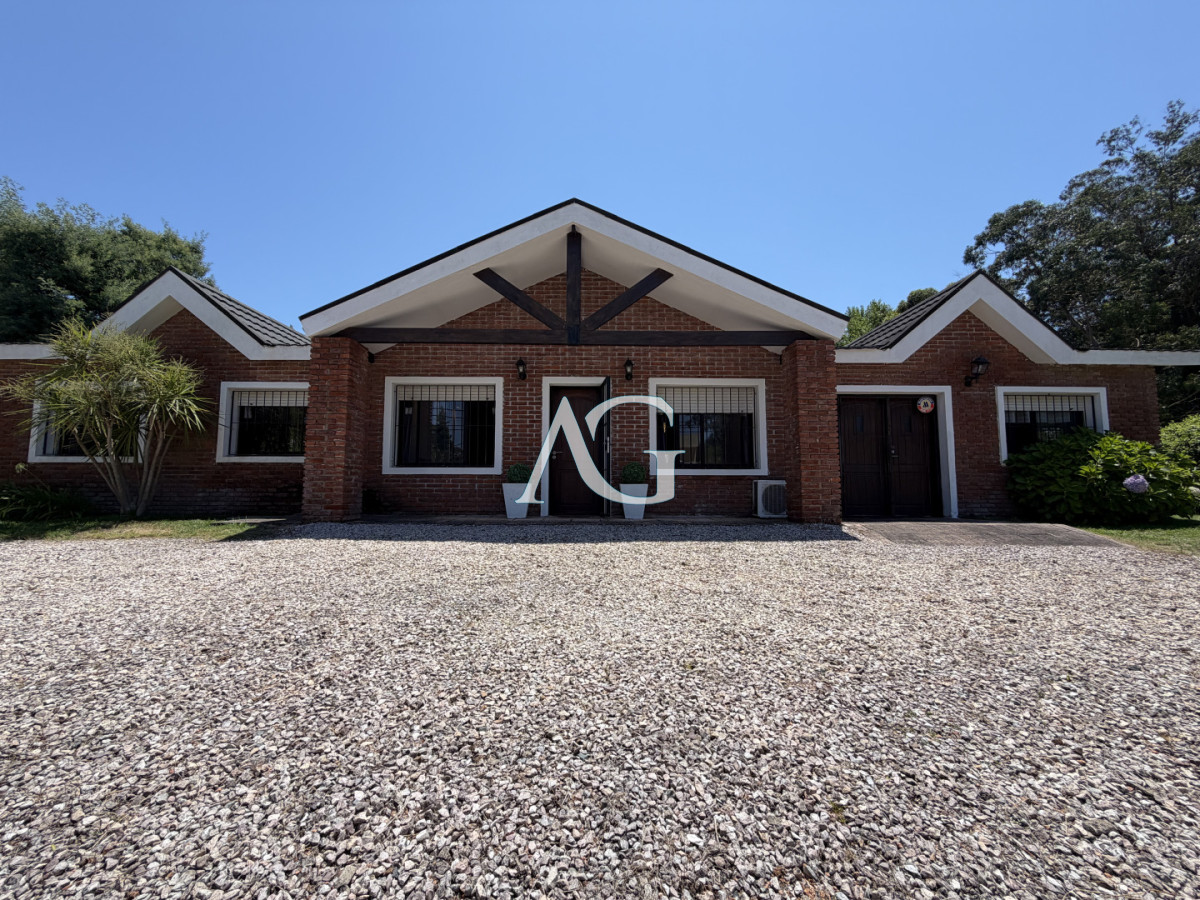 Casa ID.457 - Hermosa casa en barrio Residencial de Punta del Este a pasos de todo!