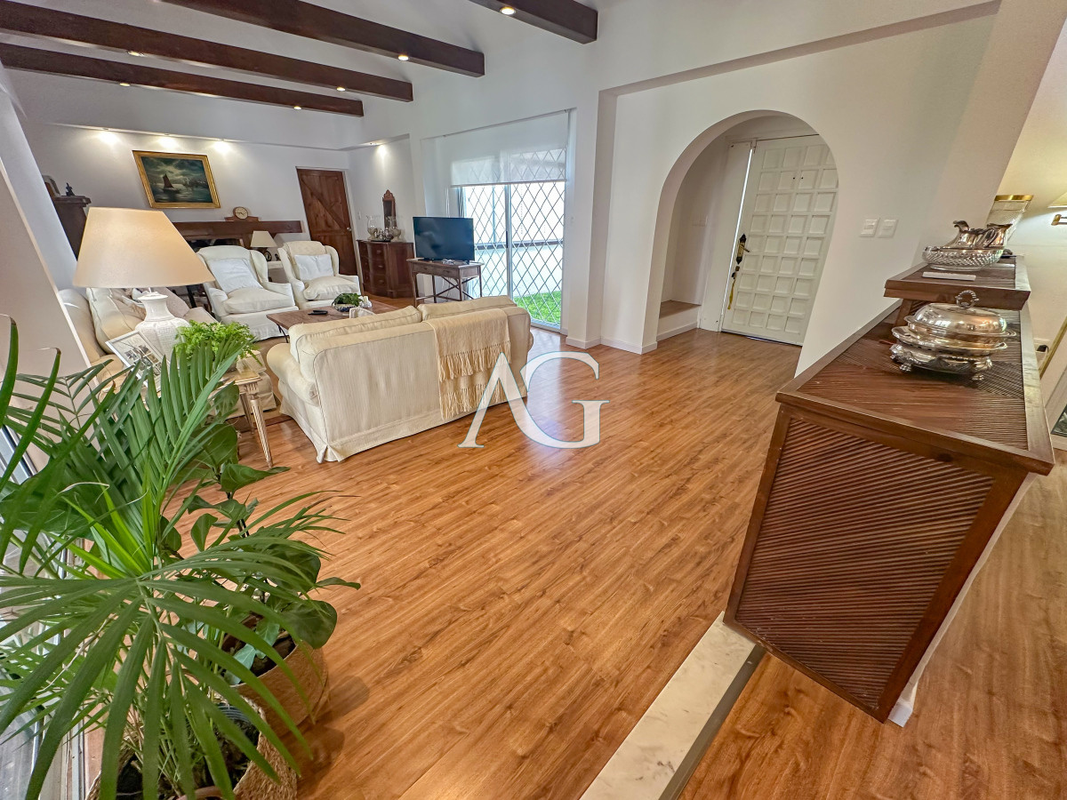 Casa ID.458 - Hermosa casa en barrio Cantegril