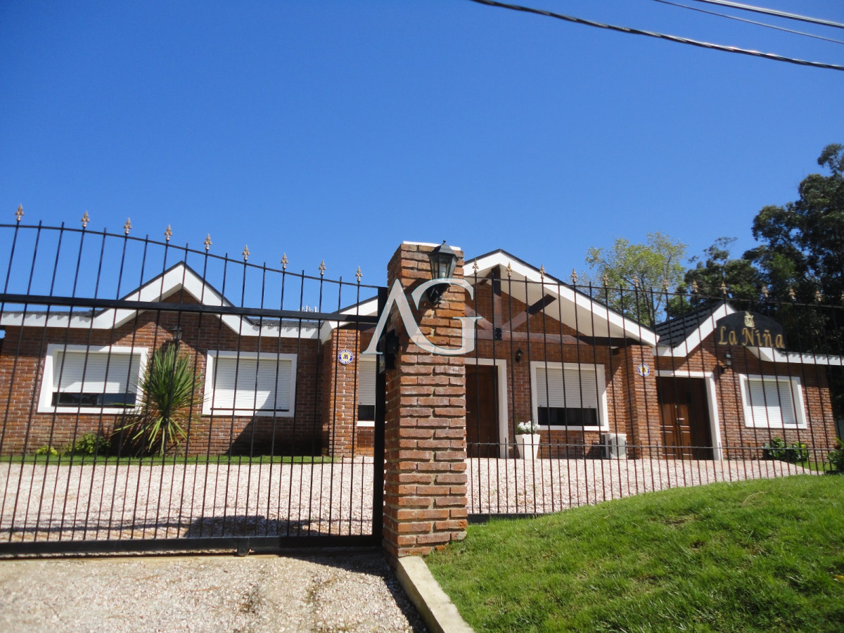 Casa ID.457 - Hermosa casa en barrio Residencial de Punta del Este a pasos de todo!