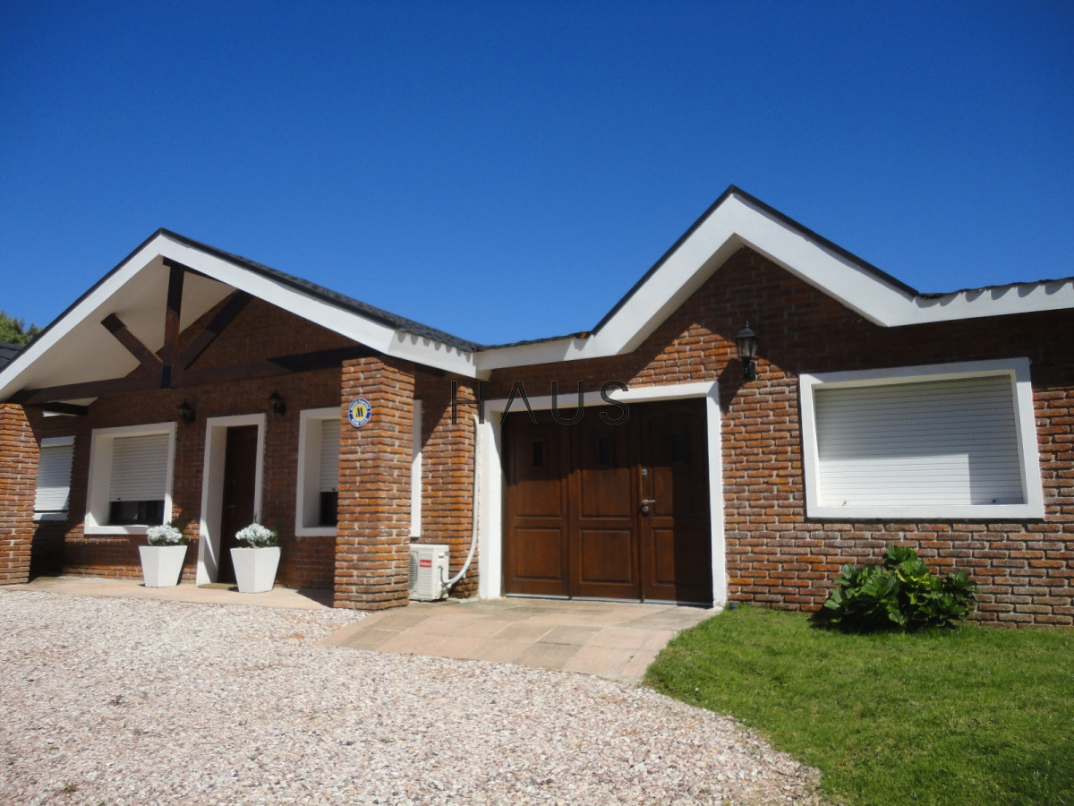 Casa ID.600 - Hermosa casa en barrio Residencial de Punta del Este a pasos de todo!