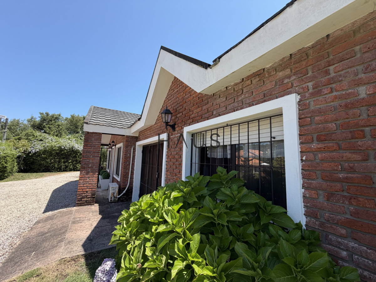 Casa ID.600 - Hermosa casa en barrio Residencial de Punta del Este a pasos de todo!