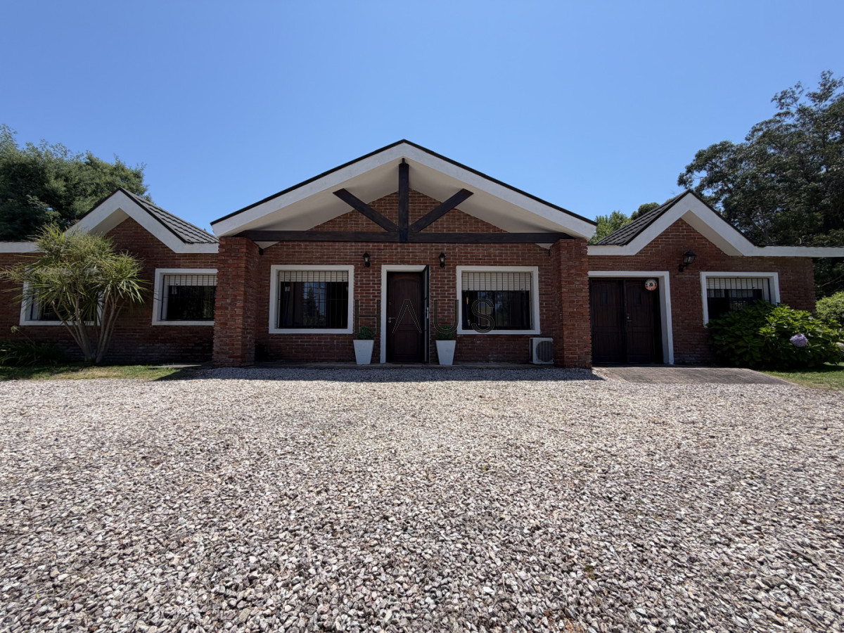 Casa ID.600 - Hermosa casa en barrio Residencial de Punta del Este a pasos de todo!