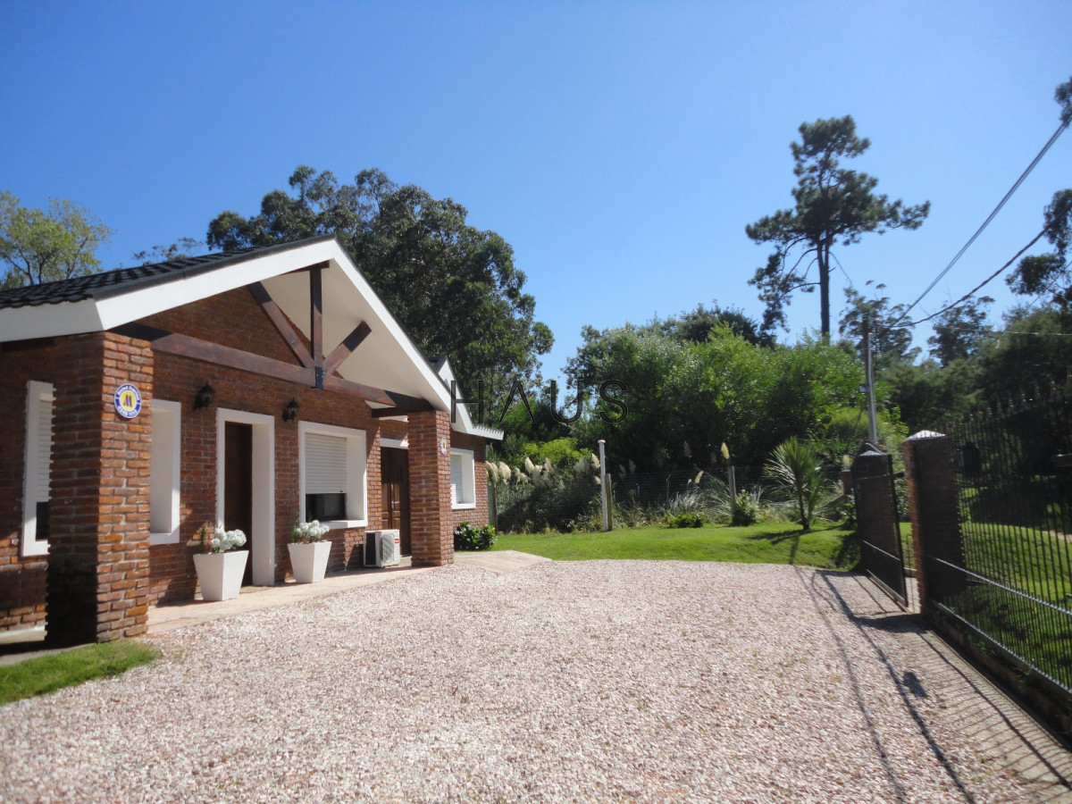Casa ID.600 - Hermosa casa en barrio Residencial de Punta del Este a pasos de todo!