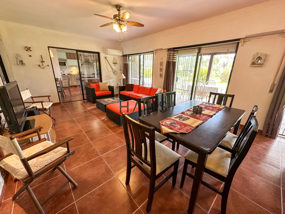 Casa ID.600 - Hermosa casa en barrio Residencial de Punta del Este a pasos de todo!