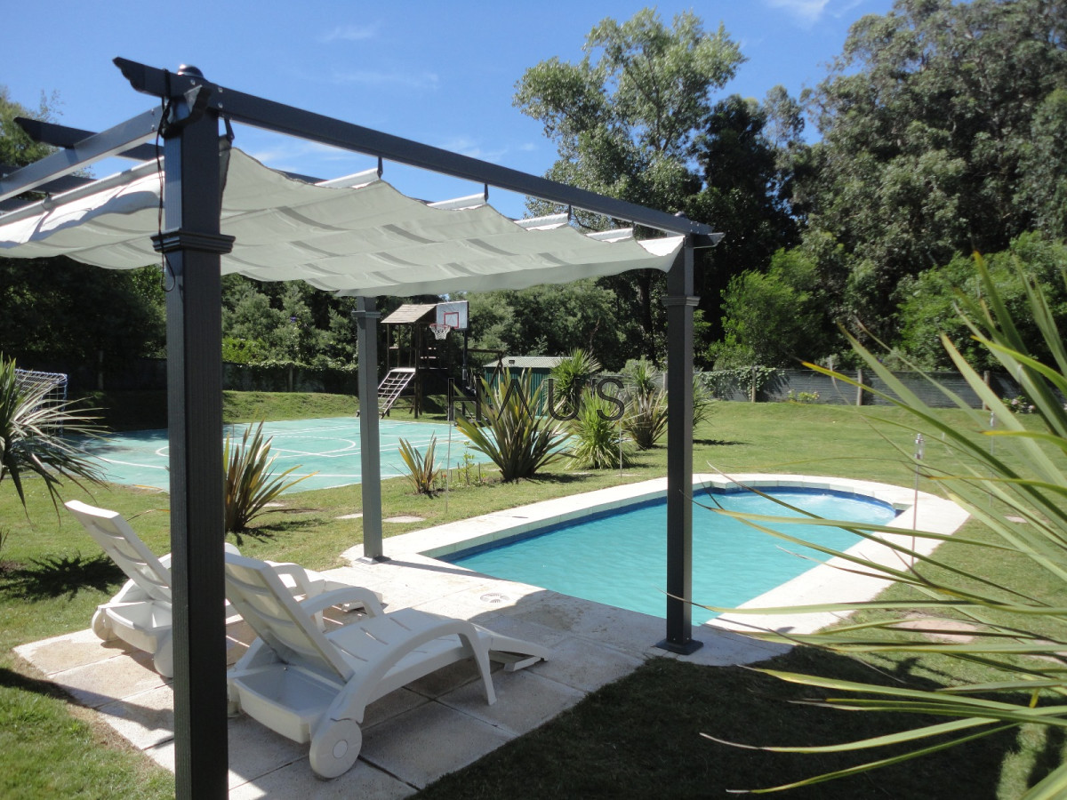 Casa ID.600 - Hermosa casa en barrio Residencial de Punta del Este a pasos de todo!