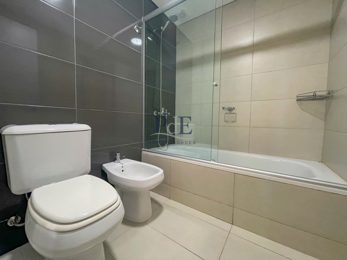 Piso alto en torre premium en Playa Brava - Imagen 19