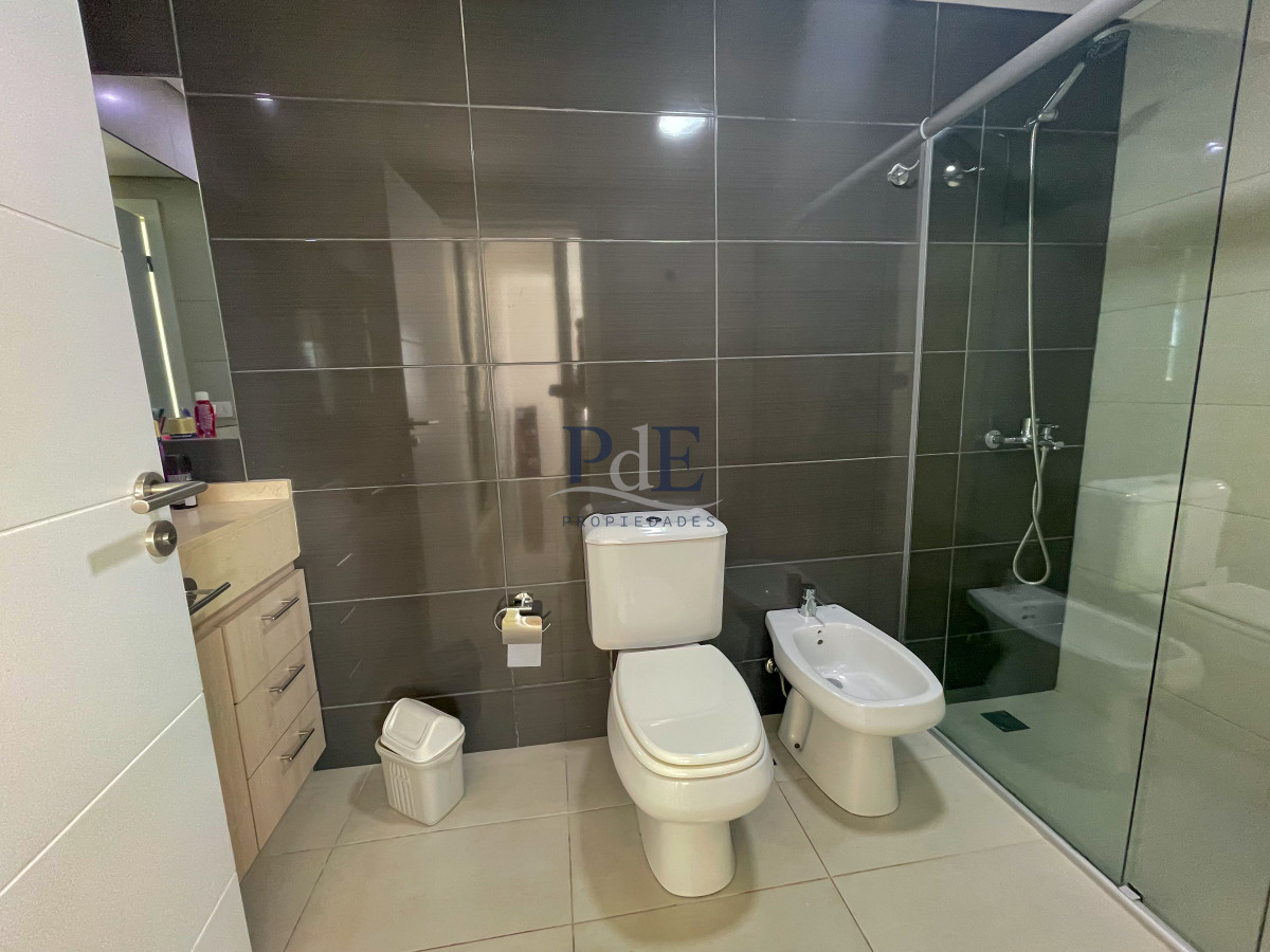 Piso alto en torre premium en Playa Brava - Imagen 13