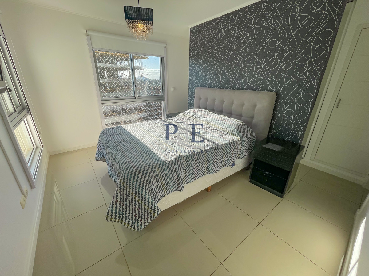 Piso alto en torre premium en Playa Brava - Imagen 9