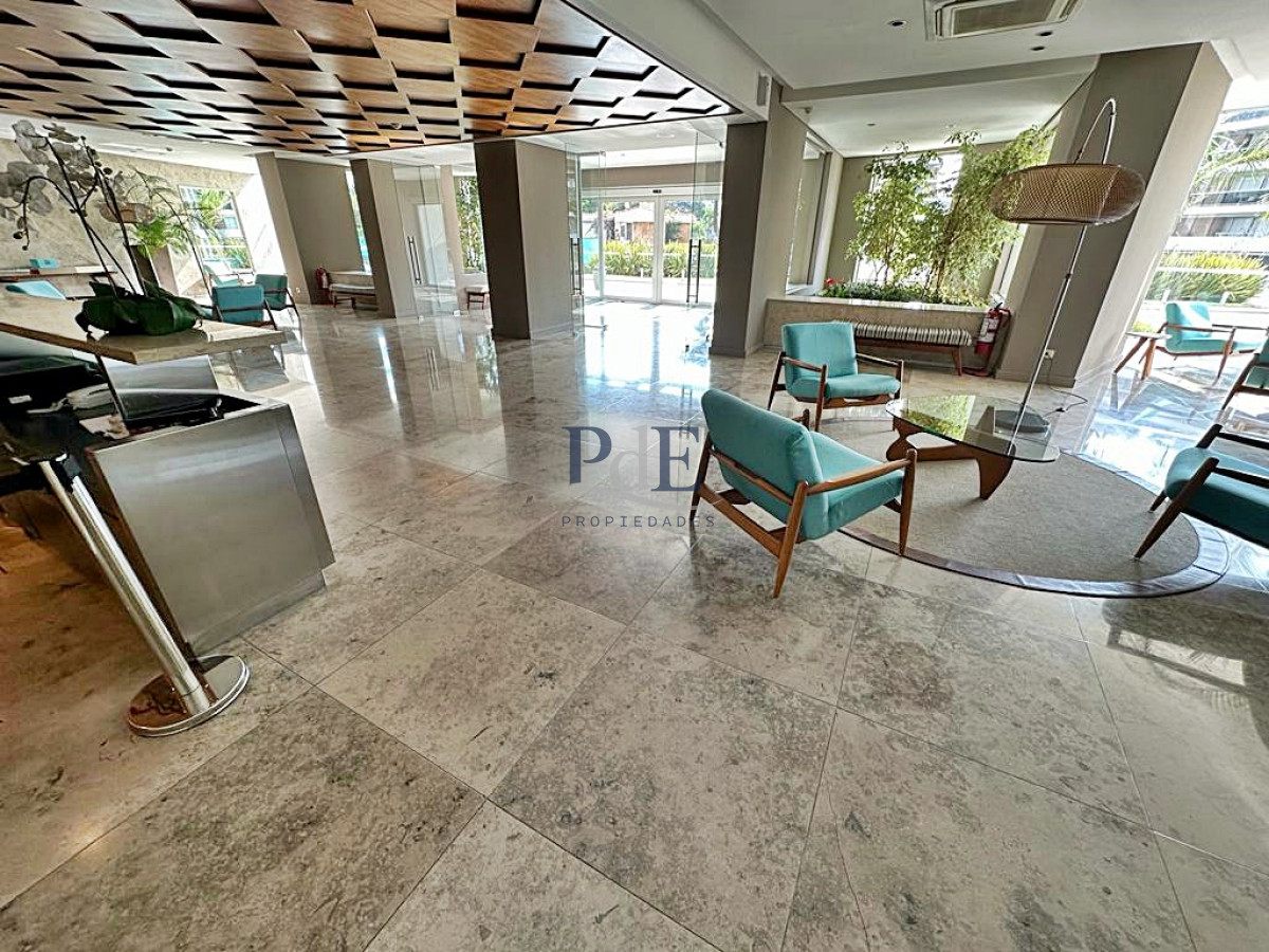 Piso alto en torre premium en Playa Brava - Imagen 28