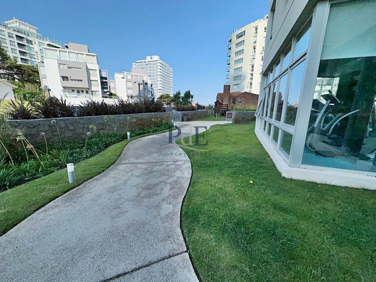 Piso alto en torre premium en Playa Brava - Imagen 36