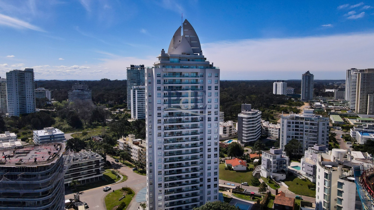 Piso alto en torre premium en Playa Brava - Imagen 51