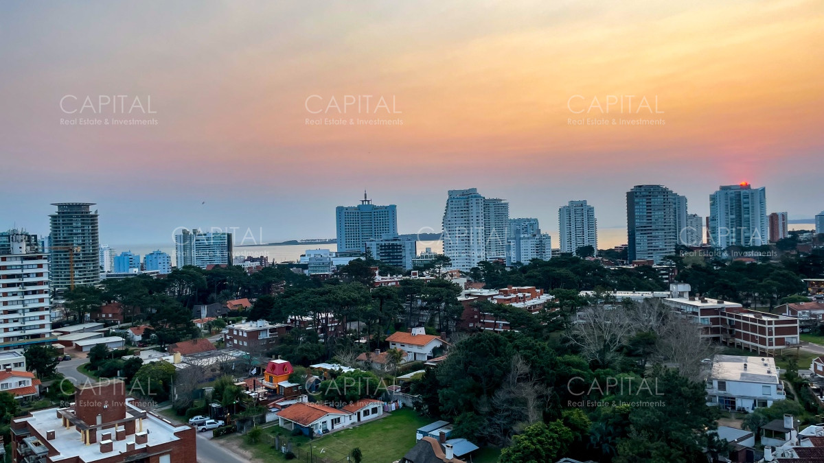 Hermoso monoambiente en piso alto con vista a Playa Mansa y Brava!