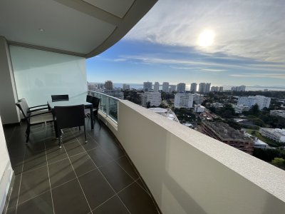 Piso alto con vistas panoramicas a la ciudad, el mar y el atardecer!