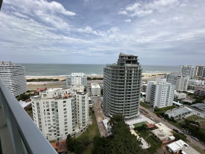 OPORTUNIDAD! Wind Tower de 2 dormitorios, hermosa vista al mar!