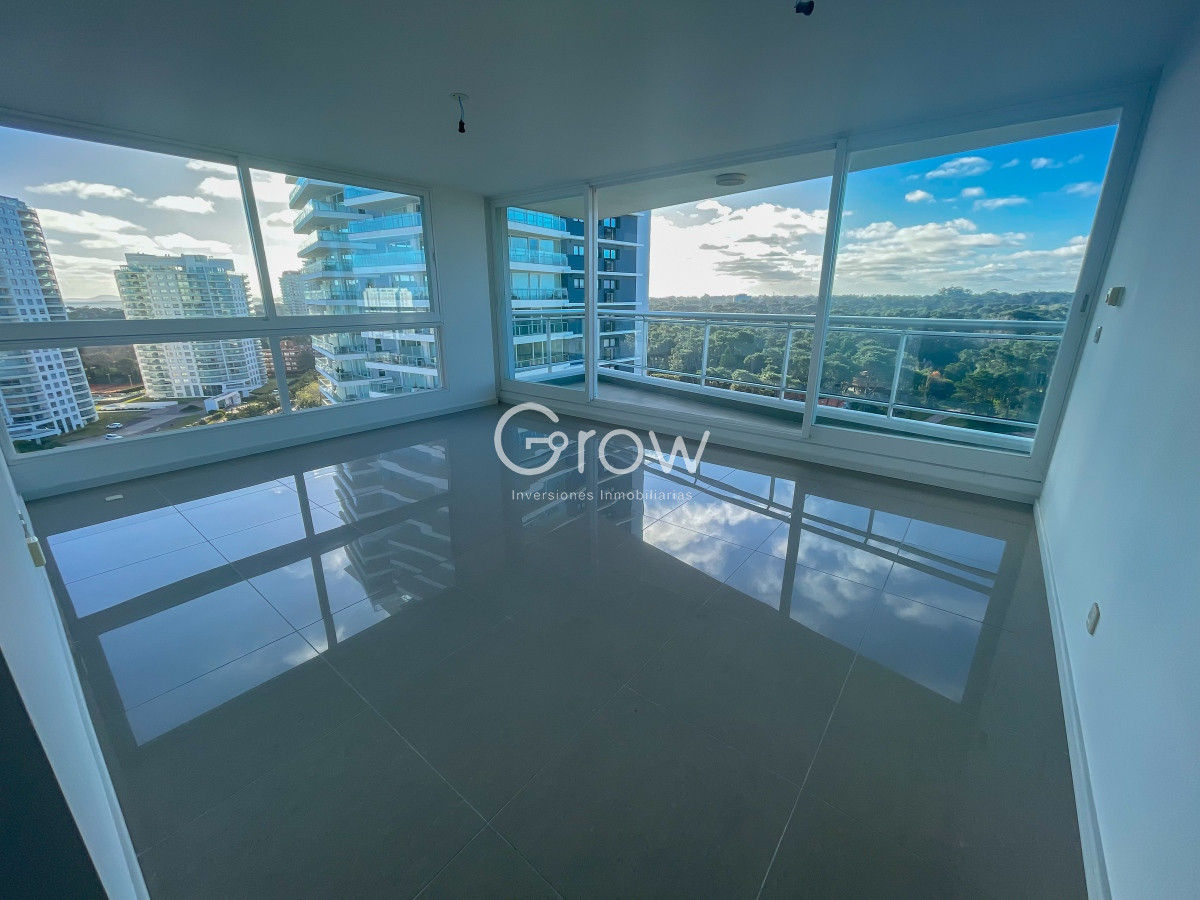 Piso alto en exclusiva Torre de Punta del Este.
