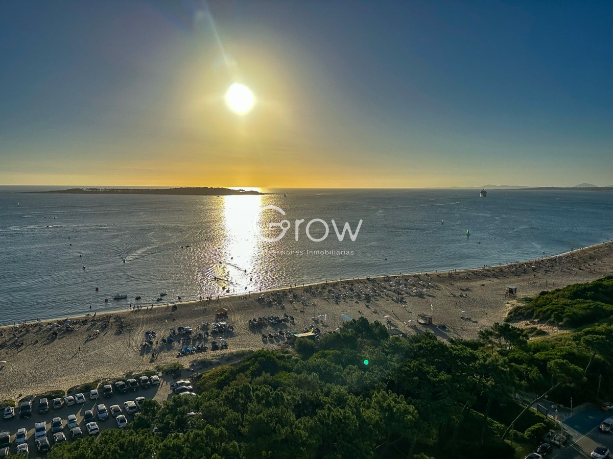Apartamento ID.1160 - Gran penthouse en torre clásica de playa mansa 