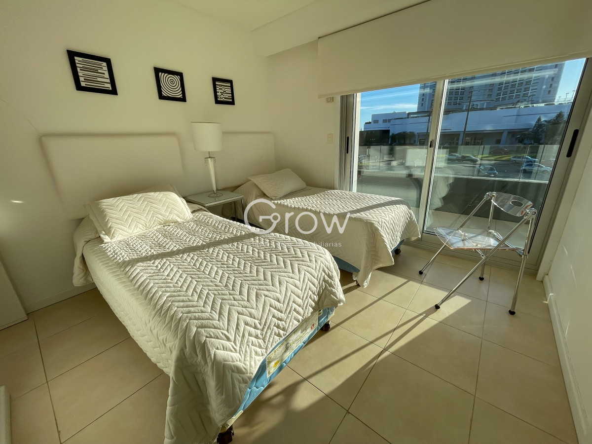 Apartamento ID.2053 - Hermoso apartamento esquinero en Playa Mansa!