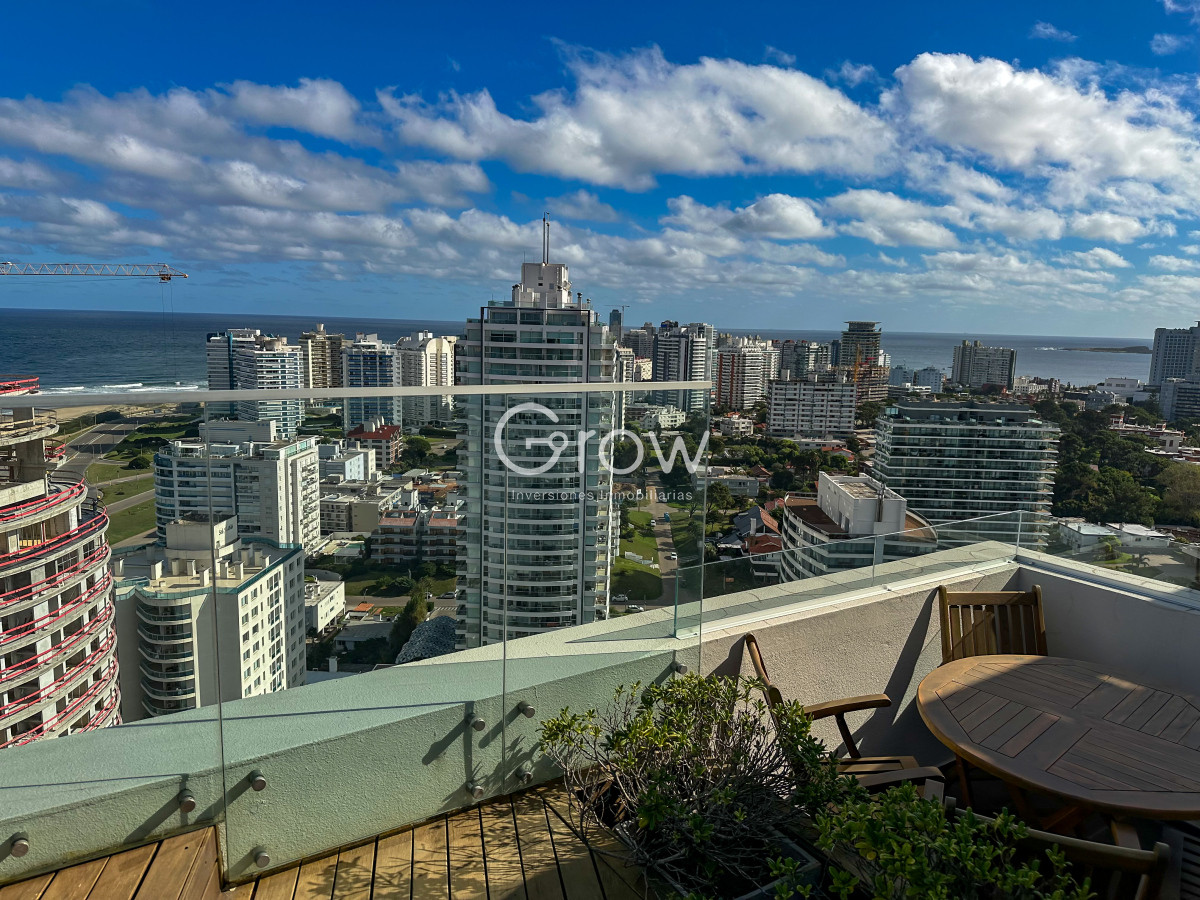 Apartamento ID.2566 - Planta especial en piso alto, parrillero y jacuzzi en balcón