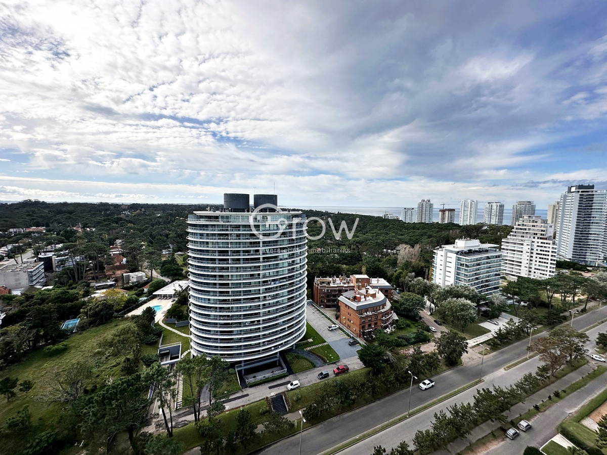 Apartamento ID.503 - Punta del Este. Edificio con amplios servicios cerca de todo.