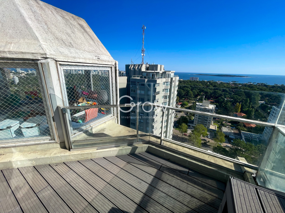 Apartamento ID.2436 - Exclusivo Penthouse duplex, cerca de todo, Av Roosevelt, Punta del Este!