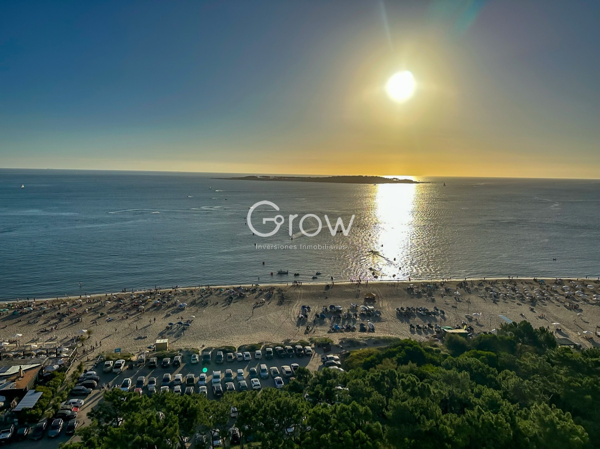 Apartamento ID.1160 - Gran penthouse en torre clásica de playa mansa 