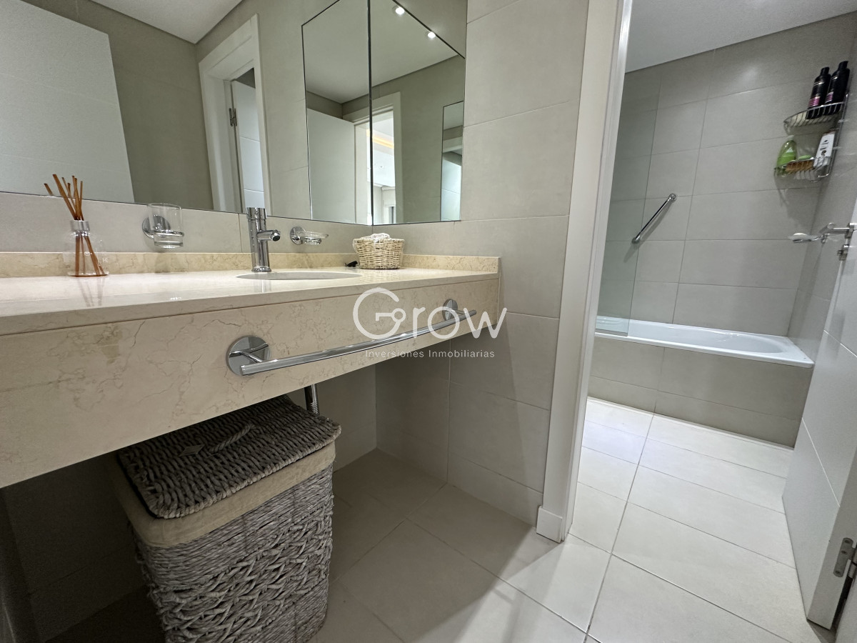 Apartamento ID.2479 - OPORTUNIDAD! Wind Tower de 2 dormitorios, hermosa vista al mar!