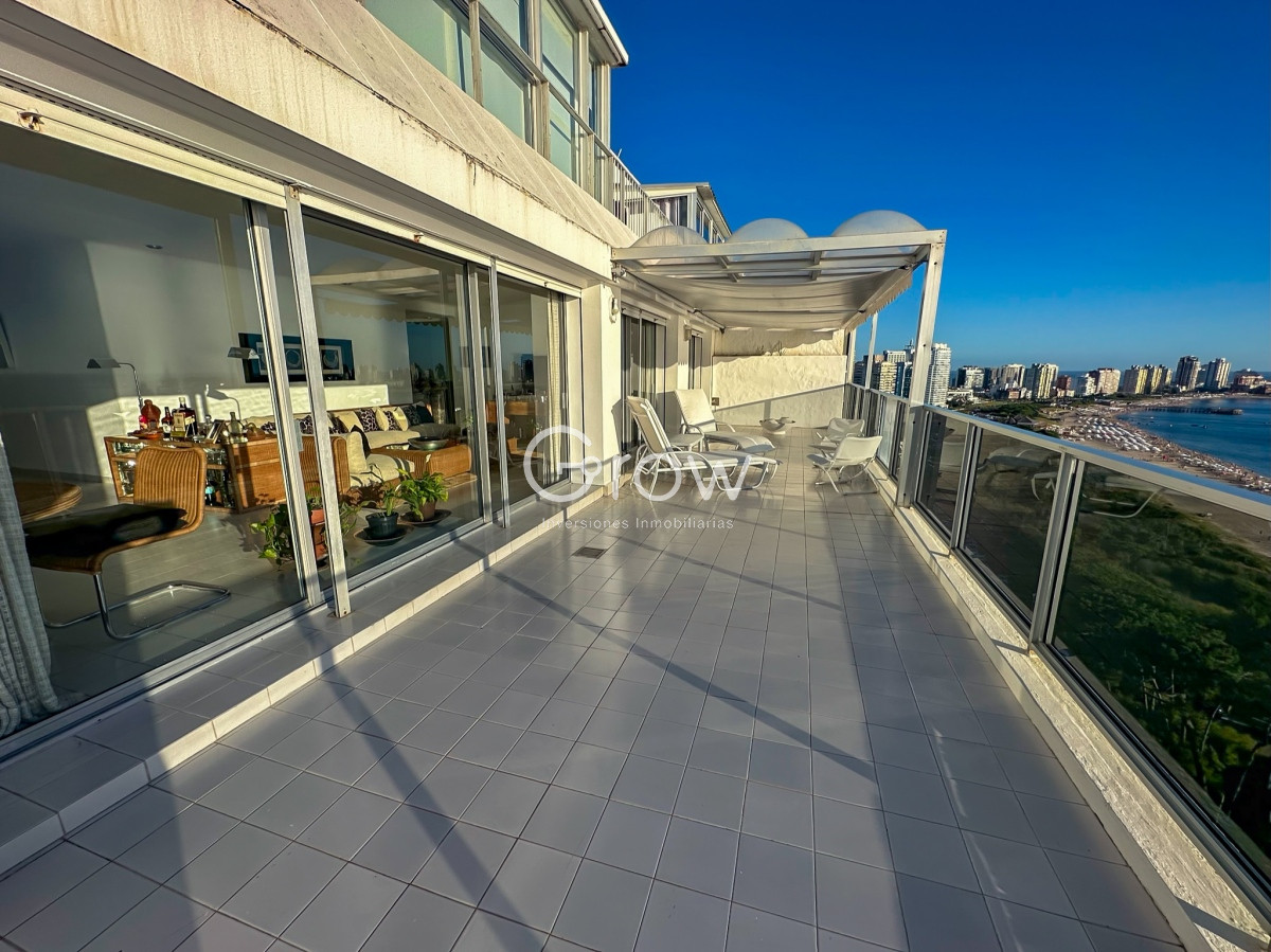 Apartamento ID.1160 - Gran penthouse en torre clásica de playa mansa 