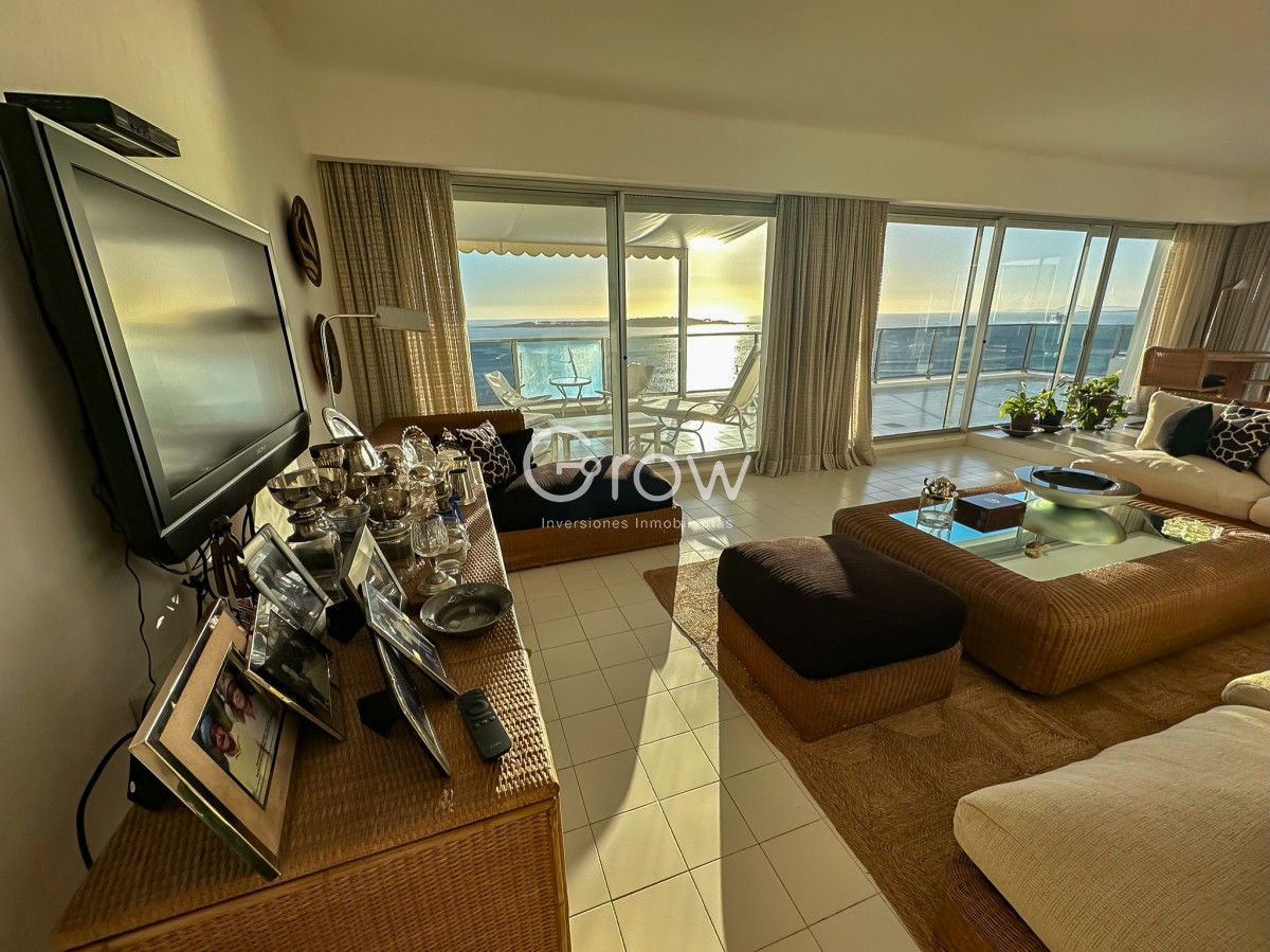 Apartamento ID.1160 - Gran penthouse en torre clásica de playa mansa 
