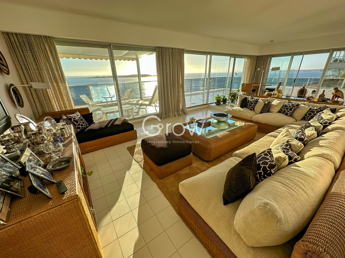 Apartamento ID.1160 - Gran penthouse en torre clásica de playa mansa 