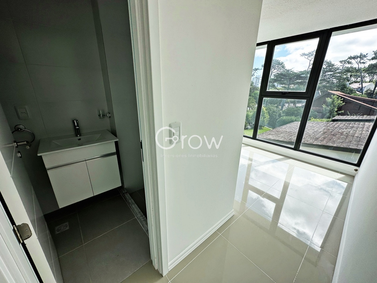 Apartamento ID.1 - Playa Mansa a 200 mts del mar! 3 dormitorios U$S 220.000! 