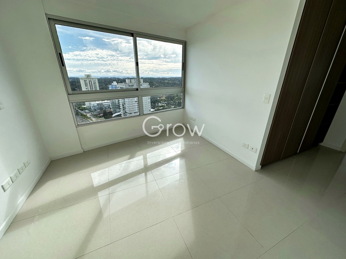 Apartamento ID.506 - Punta de Este. Edificio con amplios servicios a pasos de todo.