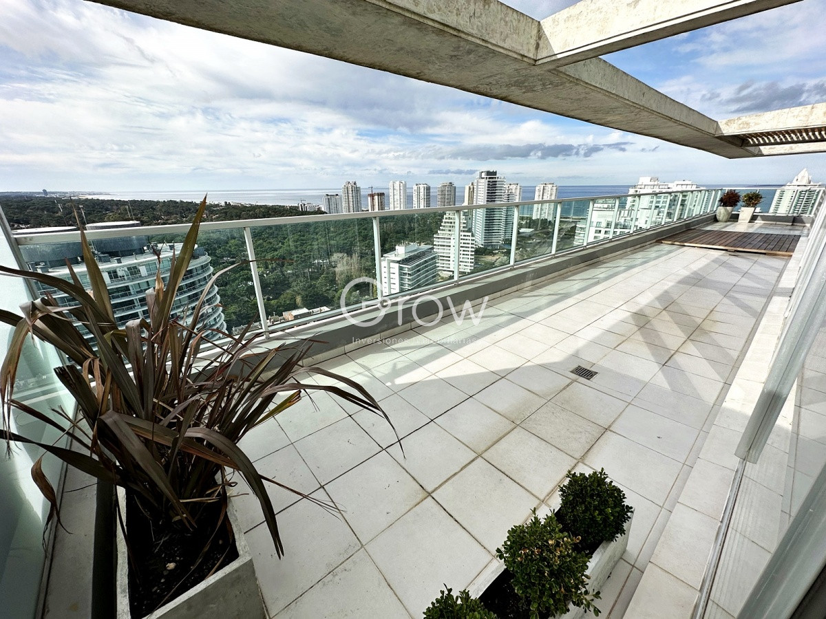 Apartamento ID.507 - Punta del Este. Pent House. Edificio con amplios servicios cerca de todo.