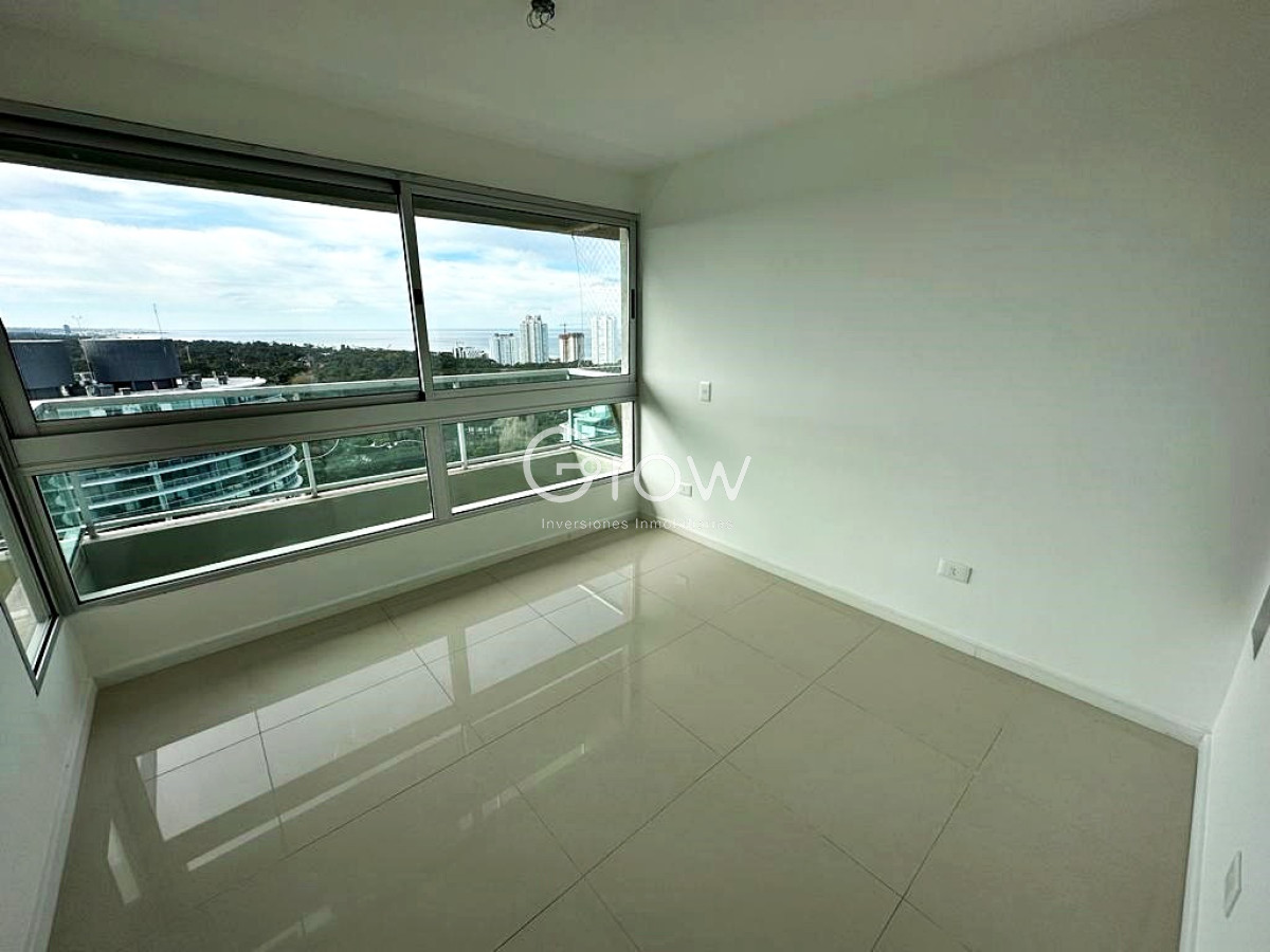Apartamento ID.504 - Punta del Este, edificio con amplios servicios cerca de todo.