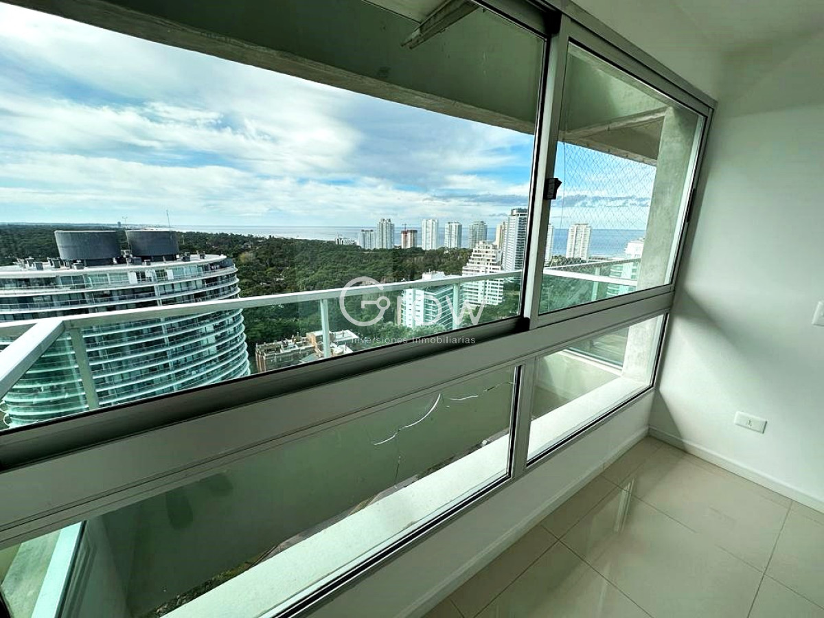 Apartamento ID.504 - Punta del Este, edificio con amplios servicios cerca de todo.