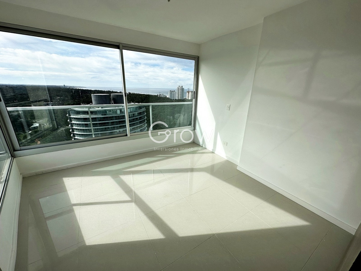 Apartamento ID.506 - Punta de Este. Edificio con amplios servicios a pasos de todo.
