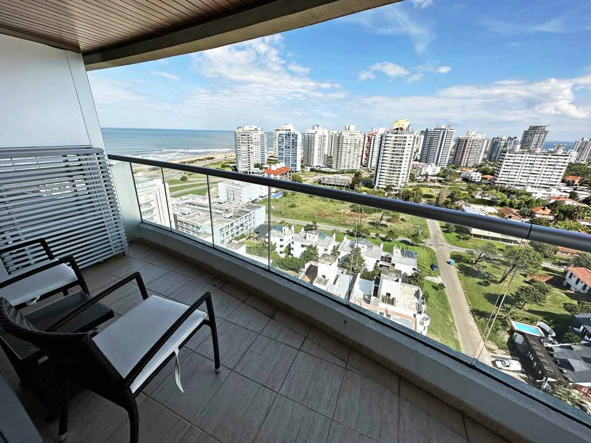 Icon Brava. Punta del Este. Exclusivo departamento a solo pasos del mar.