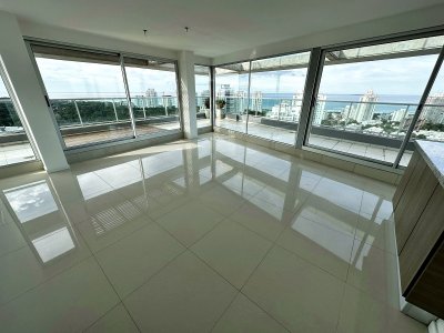 Punta del Este. Pent House. Edificio con amplios servicios cerca de todo.