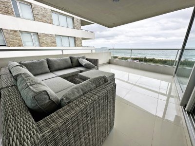 Punta del Este. Mansa frente al Mar. Exclusivo Apartamento con parrillero propio.