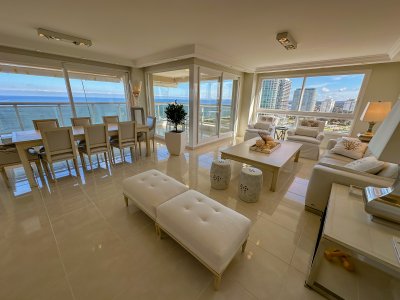 Exclusivo departamento en Torre de categoría en Playa Mansa!