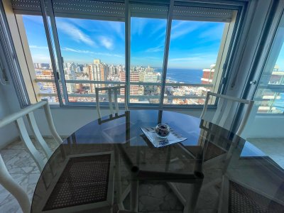 Piso alto en Península con vista a Playa Brava y Mansa!