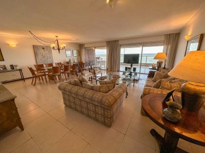 Primera linea de peninsula, amplio departamento en venta
