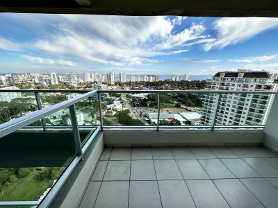 Piso alto, edificio moderno y con servicios, alquiler anual disponible! 