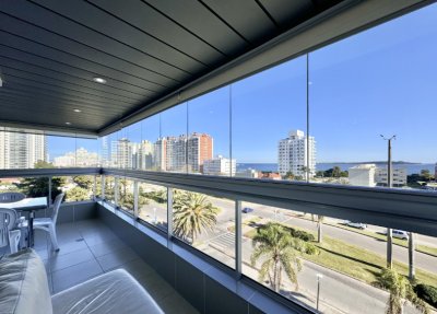 Con vistas a playa mansa y a metros del mar 