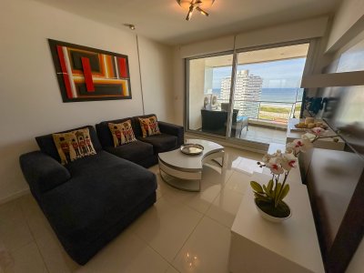Hermoso piso alto en Wind Tower!