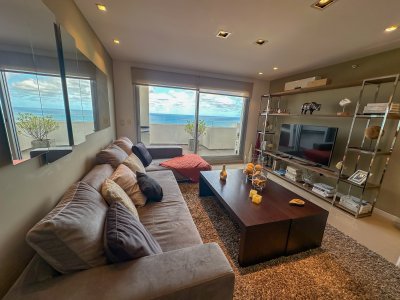 Planta especial en piso alto, parrillero y jacuzzi en balcón